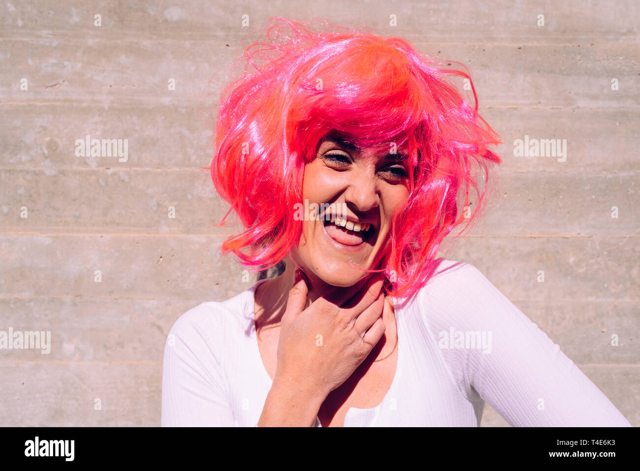 Brutto donna con ridicola parrucca colorata e gesti sgradevole Foto stock -  Alamy