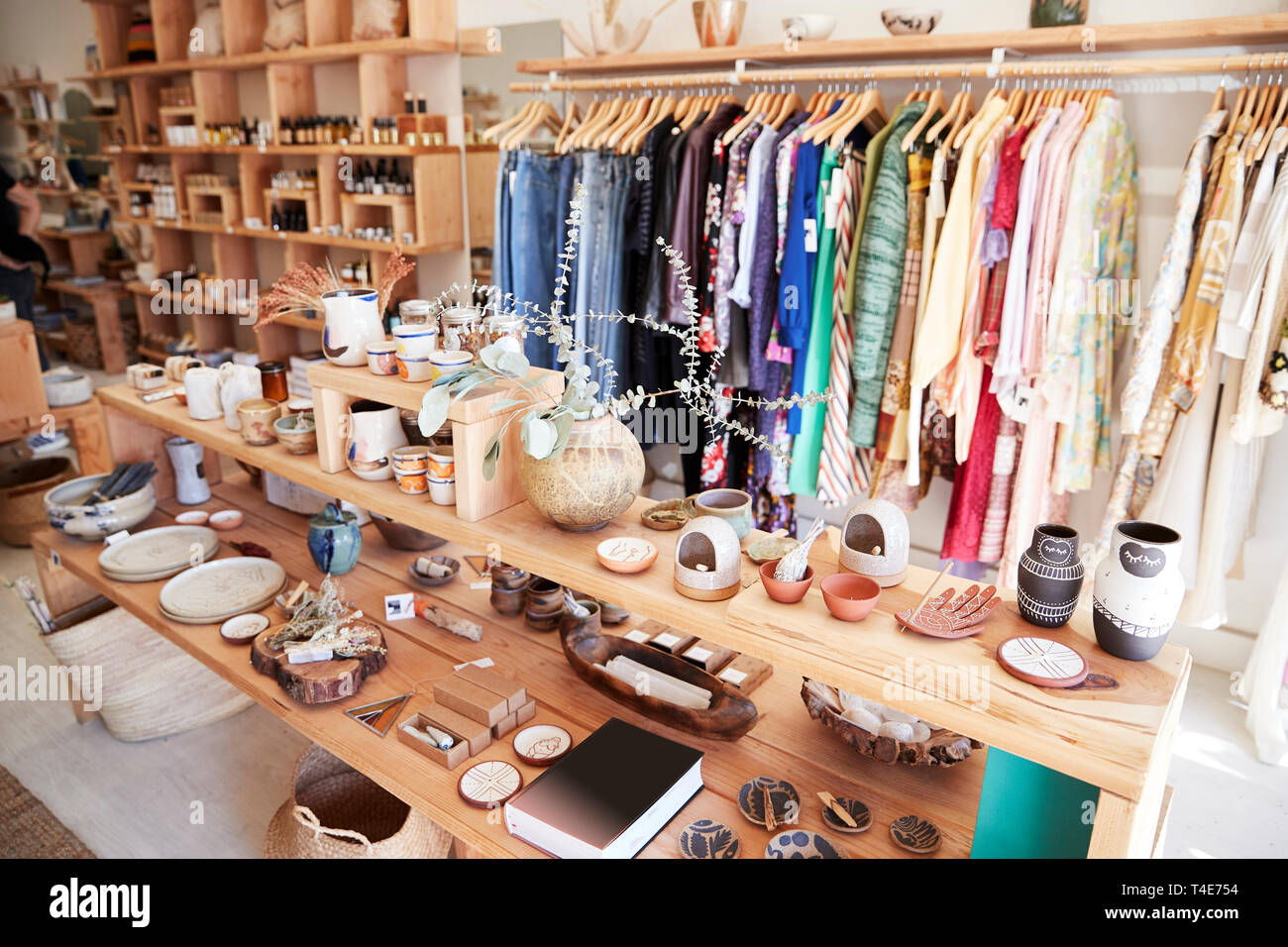 Interno del dono indipendenti e negozio di moda senza clienti Foto Stock