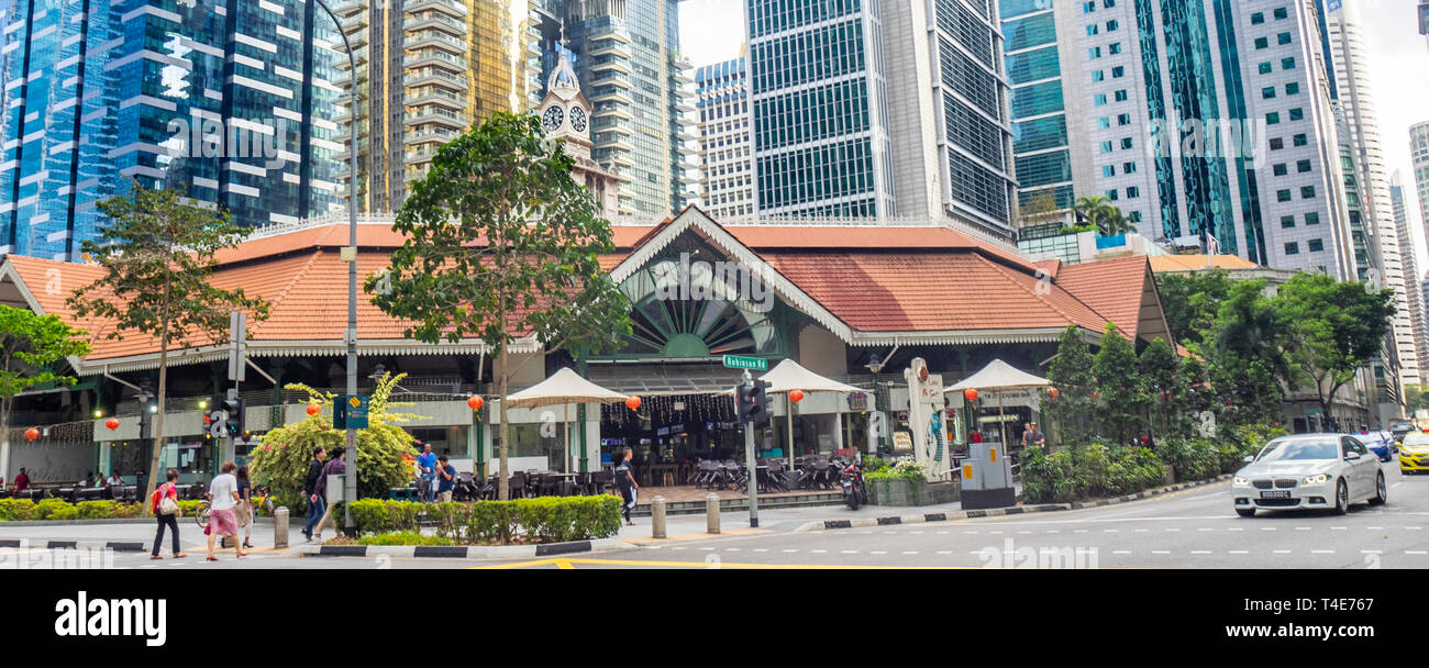 Alto edificio di appartamenti e ufficio grattacieli torreggianti su Lau Pa Sat alimentari sul mercato Raffles Quay downtown Singapore. Foto Stock