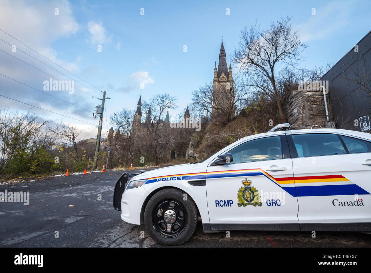 MONTREAL, Canada - 10 novembre 2018: RCMP GRC auto della polizia in piedi di fronte al parlamento canadese edificio. Il Royal Canadian polizia montata è Foto Stock