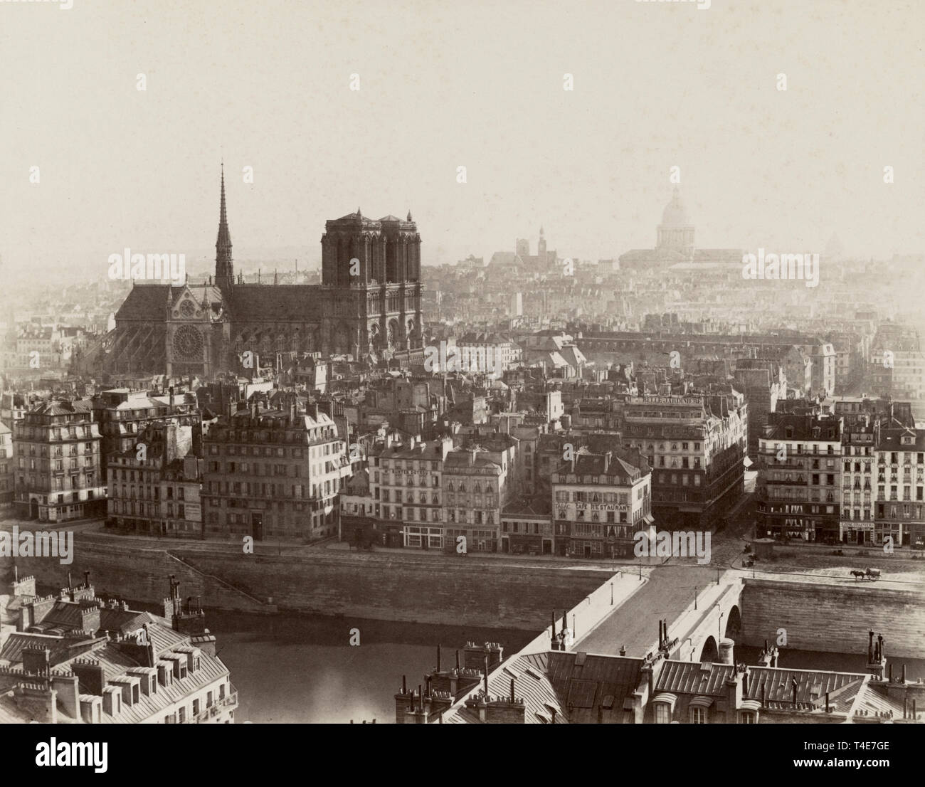 Panorama di Parigi preso dal Tour San Jacques con la cattedrale di Notre Dame, circa 1865 Foto Stock