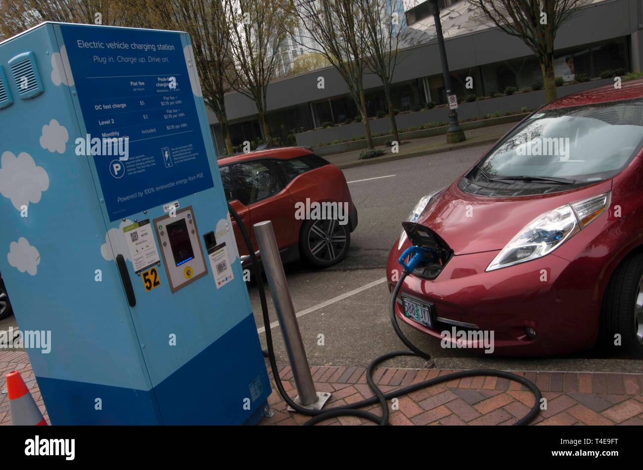 Le automobili elettriche sedersi al di fuori delle stazioni di carica nel centro di Portland, O. Foto Stock