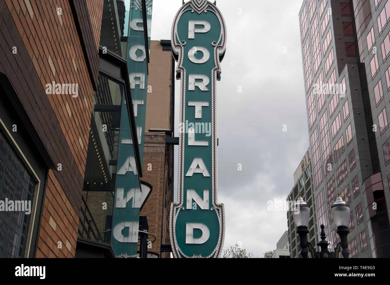 Il Arlene Schnitzer Concert Hall in Downtown Portland, o le caratteristiche di una grande insegna al neon che recita "Portland" sopra il marciapiede. Foto Stock