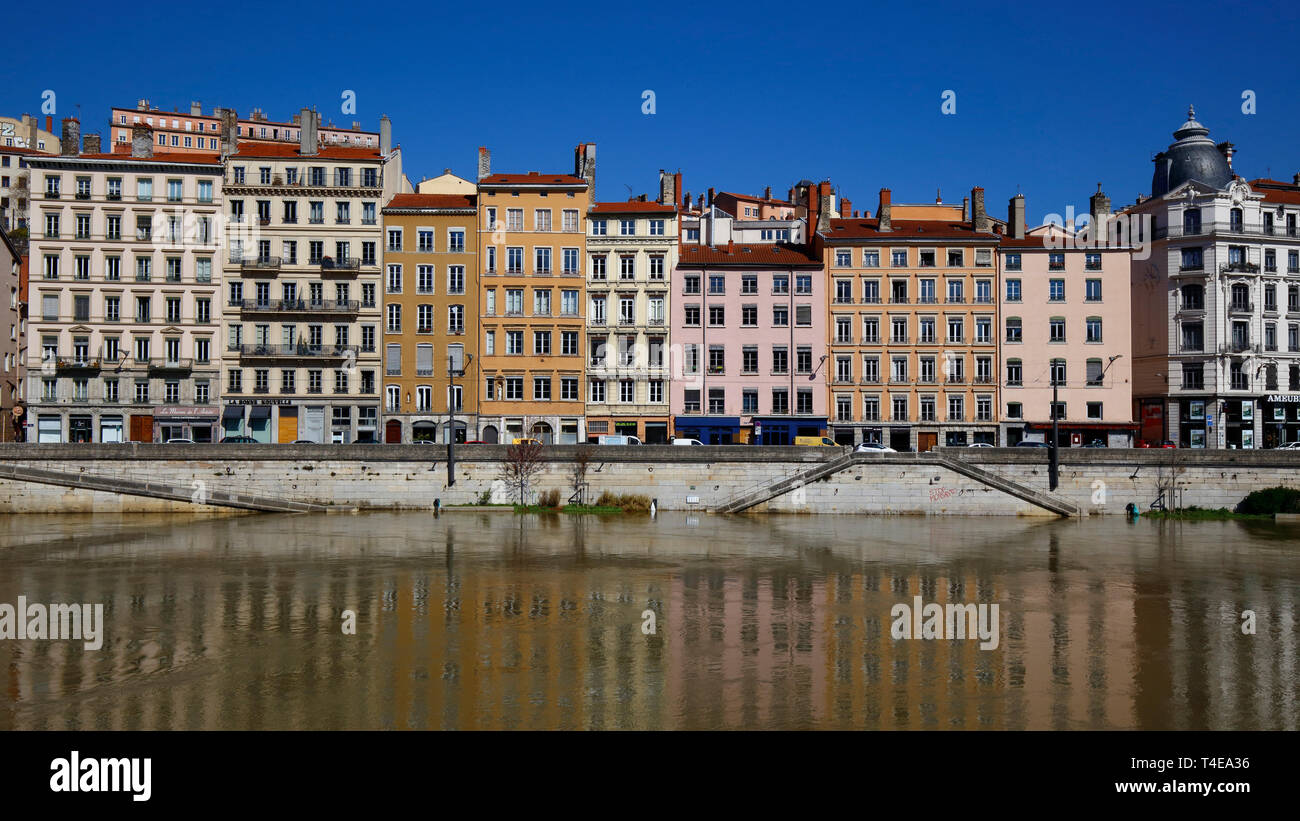 Un leggermente allagato fiume Saône, con edifici lungo Quai Saint-Vincent a Lione, Francia Foto Stock