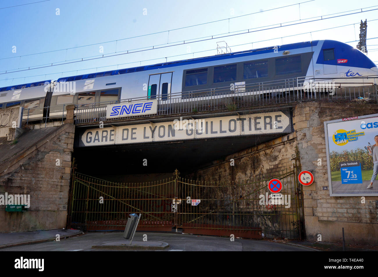 Un TER SNCF il treno si avvicina alla Gare de Lyon Guillotiere Foto Stock