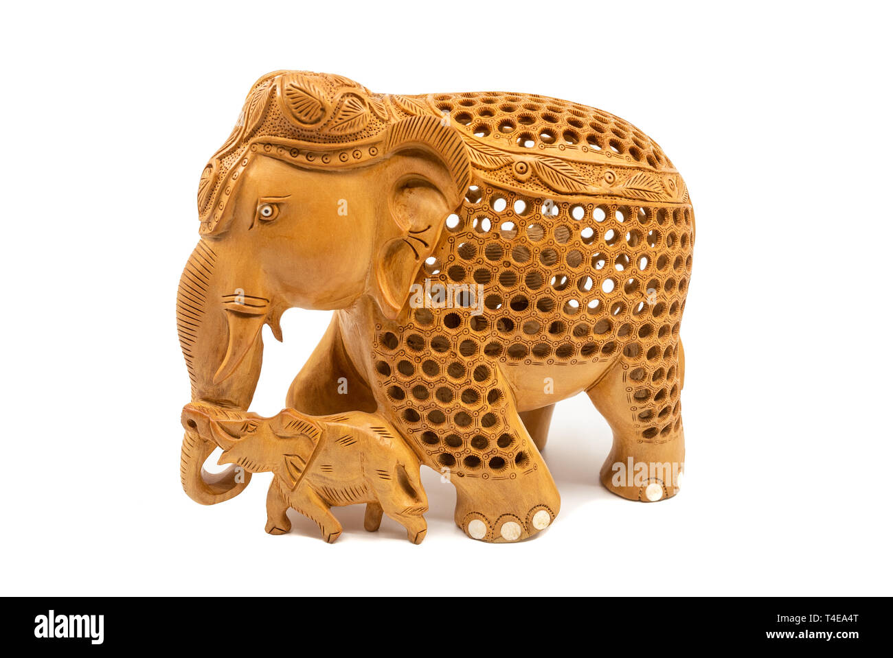 Tradizionale elefante scolpito la madre e il bambino statua souvenir, isolato su uno sfondo bianco Foto Stock