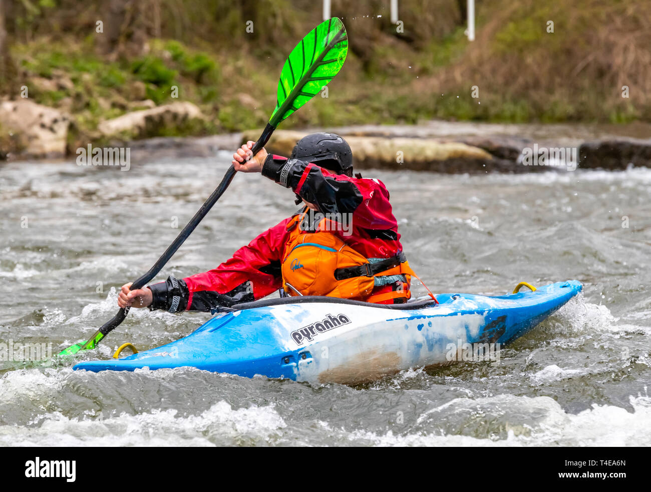 Esperienza in kayak sul fiume Wye a New Weir, Symonds Yat con istruttore esperto Paolo da ispirare all'avventura. Foto Stock