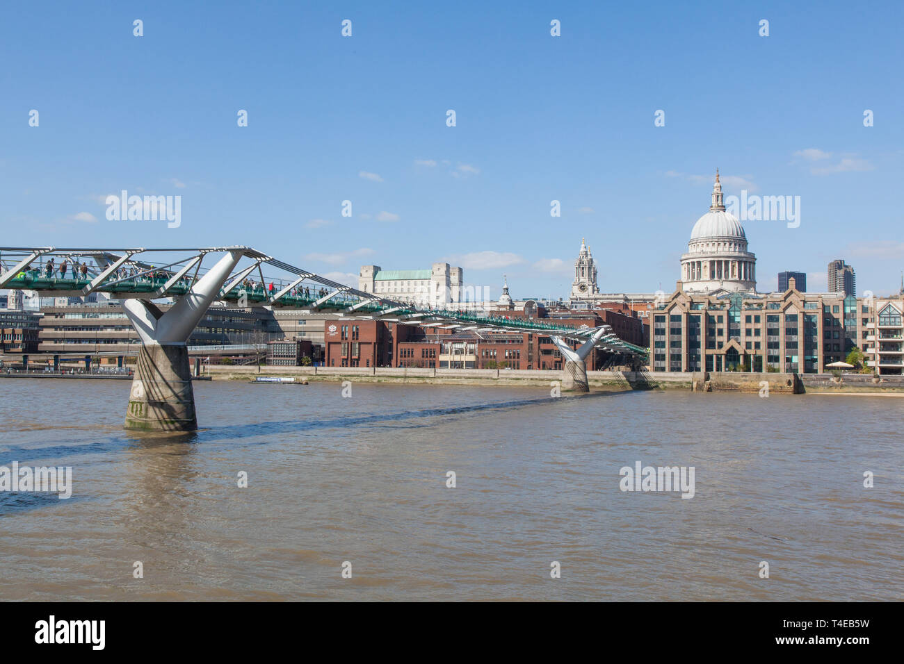 Millennium Bridge sul fiume Tamigi verso la Cattedrale di St Paul, Londra, Inghilterra, Regno Unito. Foto Stock