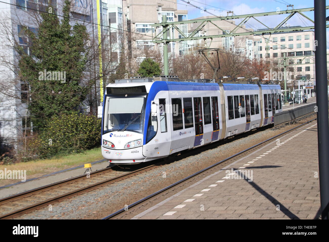 Regio Citads tram veicolo su rotaie per Randstadrail all'Aia azionato da HTM a stazione Den Haag Laan van Noi Foto Stock