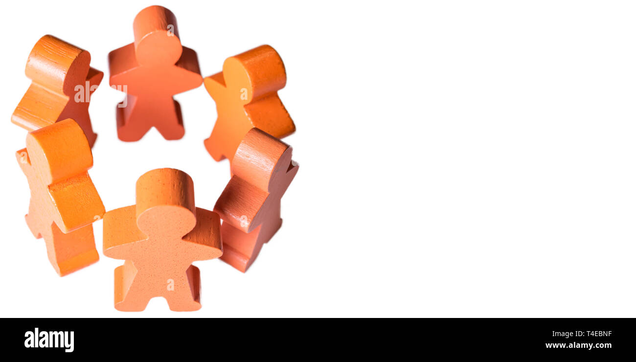 Maschi in legno stand mano nella mano come un panorama isolato con spazio di copia Foto Stock