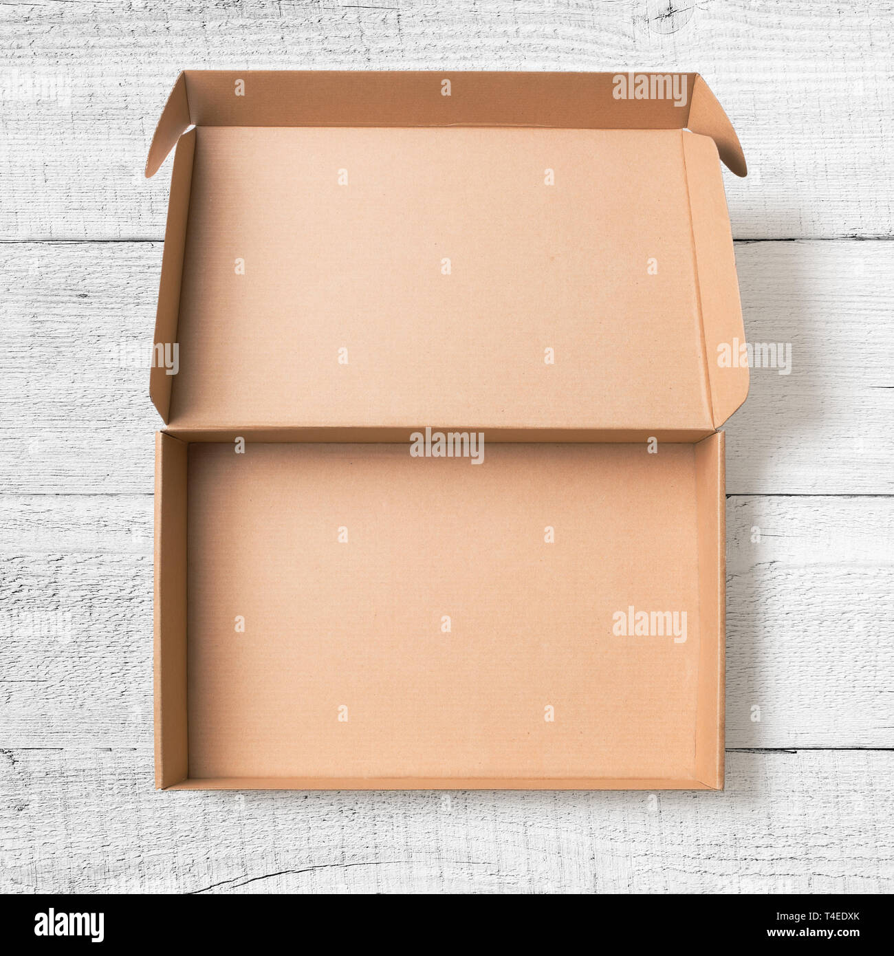 Aprire la scatola di cartone top view su bianco pavimento in legno Foto Stock