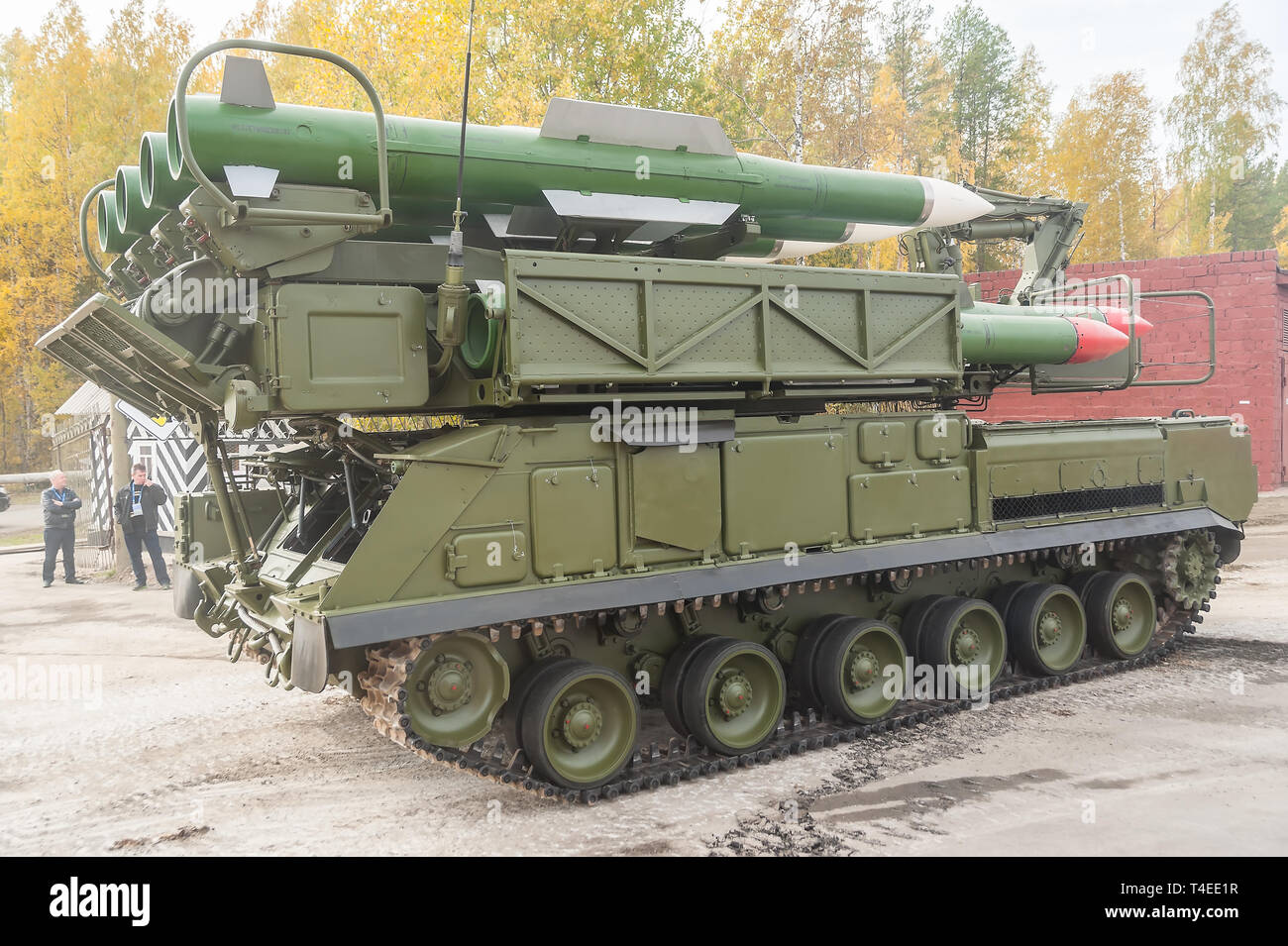 Nizhniy Tagil, Russia - 25 settembre. 2013: Buk-M1-2 medio raggio a missili terra-aria sistemi (nato il nome di reporting Grizzly e DoD designazione SA-1 Foto Stock
