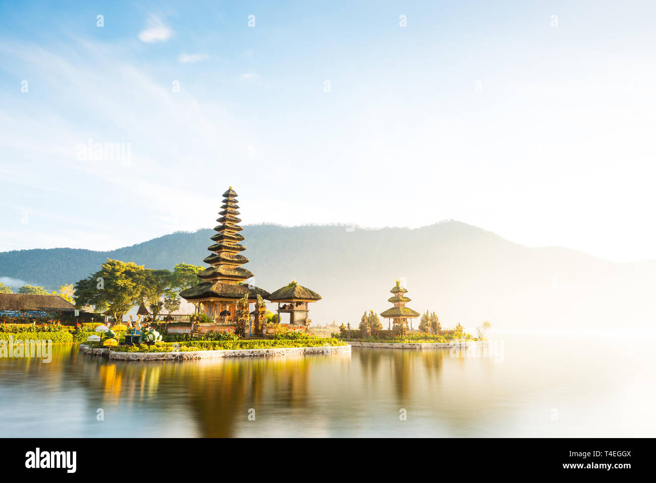 Una lunga esposizione colpo di Pura Ulun Danu Beratan tempio a sunrise di Bali, Indonesia Foto Stock