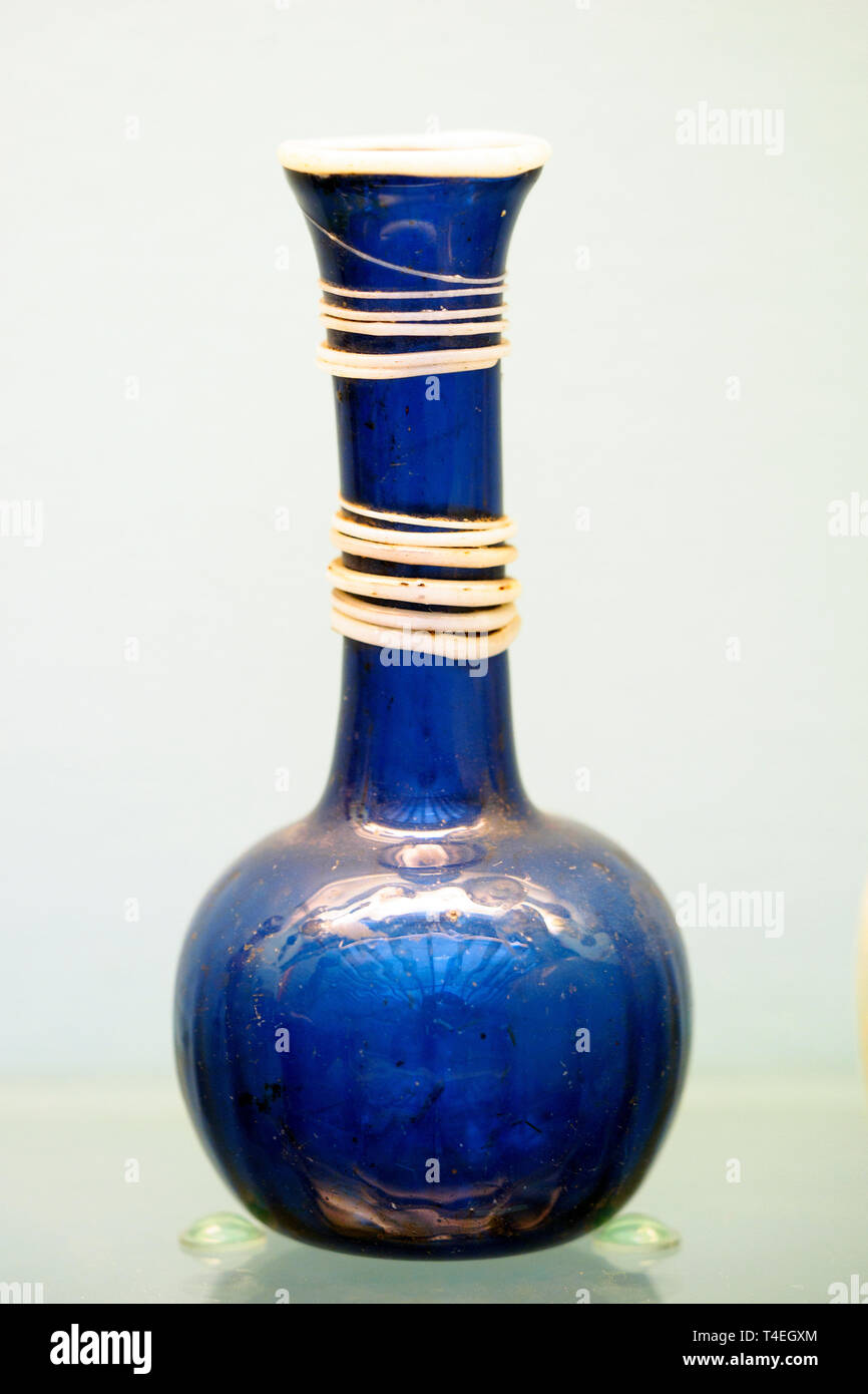 Soffiata blu bottiglia di vetro con bianco opaco percorsi a rim e intorno al collo annuncio circa 25-70 Foto Stock