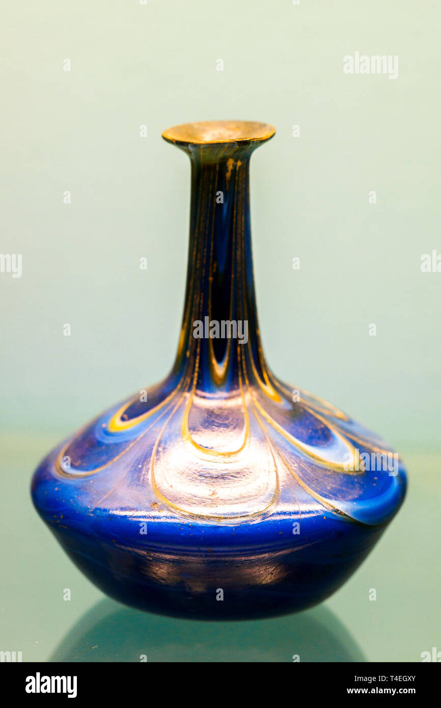 Bottiglia di vetro soffiato decorato con festoni circa ANNUNCIO 400-450 dalla Siria Foto Stock