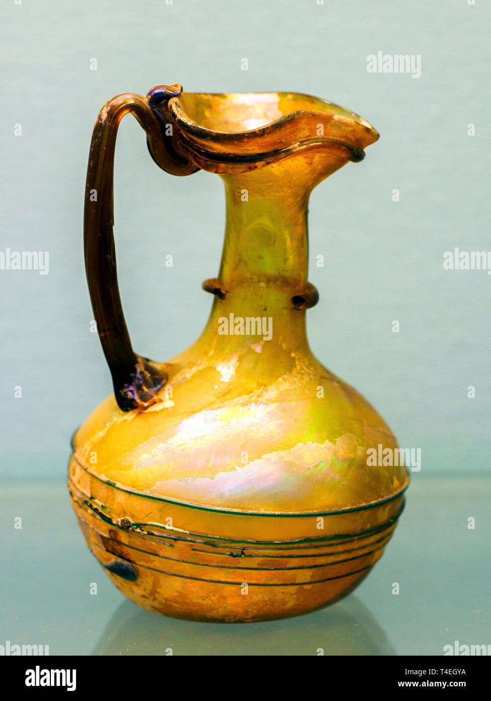 Il vetro soffiato a doppio nodied brocca annuncio circa 100-200 dalla Siria Foto Stock