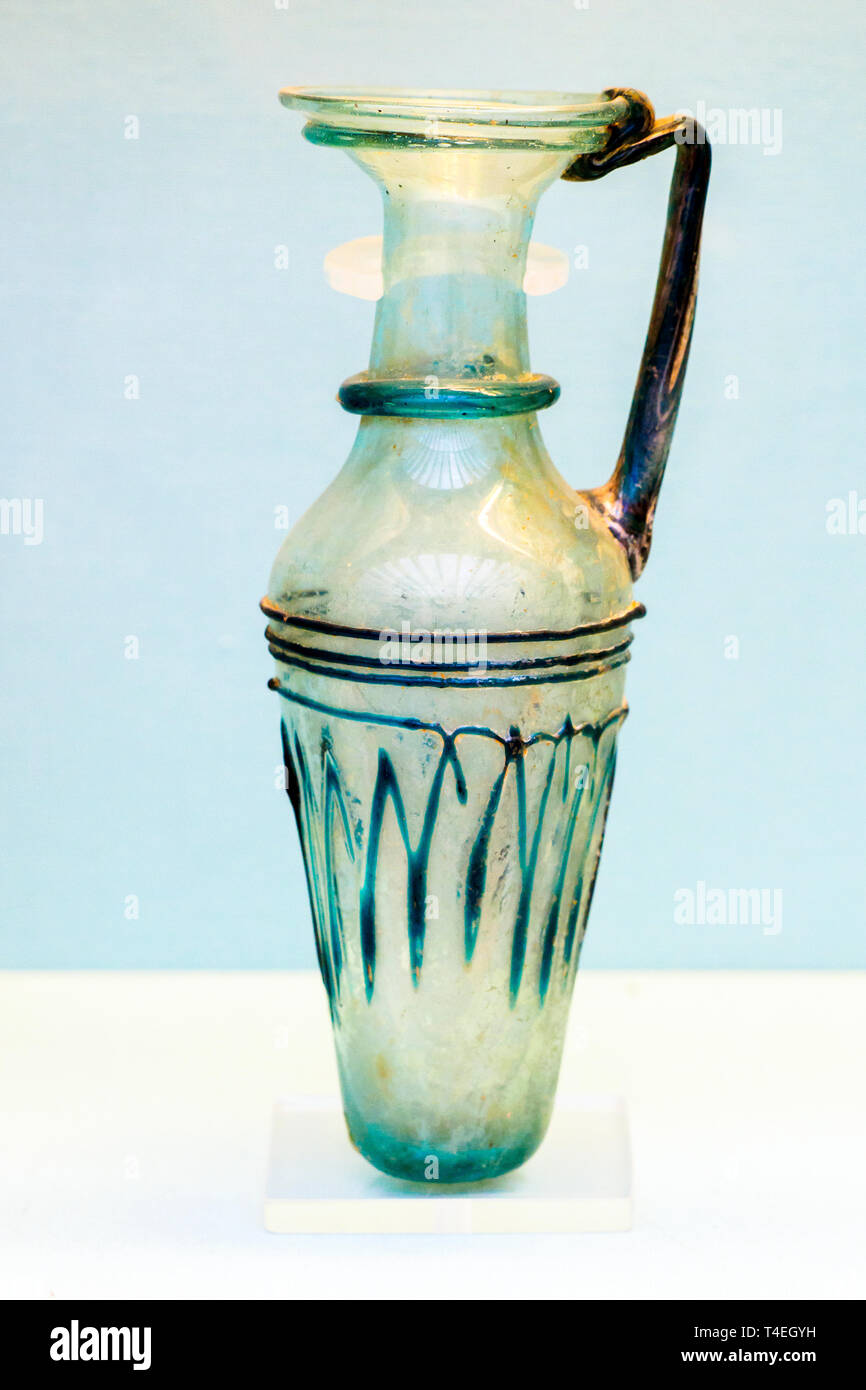 Vetro soffiato brocca, segnalato con base appiattita decorate con scuri bluastro-verde percorsi circa ANNUNCIO 300-350 dal pneumatico (moderatamente Libano) Foto Stock