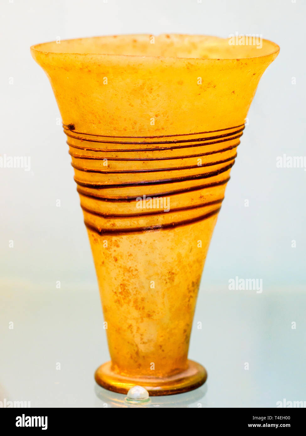 Vetro soffiato bicchiere decorato con marrone sentiero a spirale attorno ad 300-400 da Marne, Gallia (Francia) Foto Stock