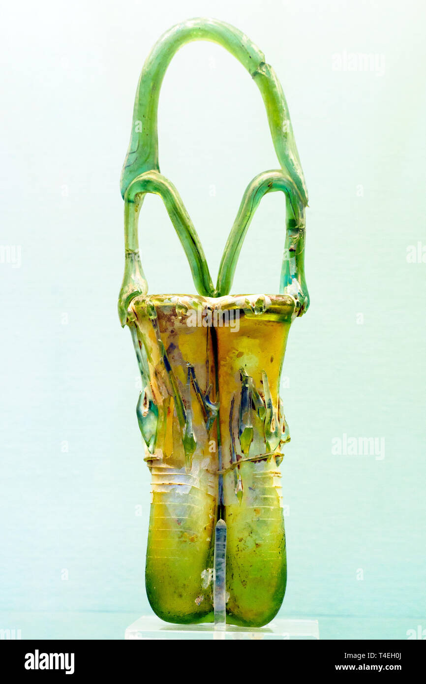 Vetro soffiato doppia bottiglia di profumo con tre maniglie e trail decorazione attorno ad 350 dal Monte Carmelo Foto Stock