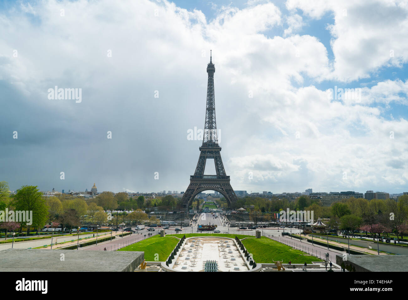 Vista della Torre Eiffel dal Trocadero contro un cielo nuvoloso Foto Stock