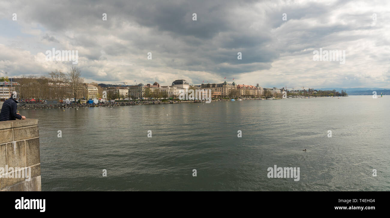 Zurigo, ZH / Svizzera - Aprile 8, 2019: turistica si ammira il paesaggio e la vista del lago di Zurigo durante il traffico e il trambusto della molla annuale Foto Stock