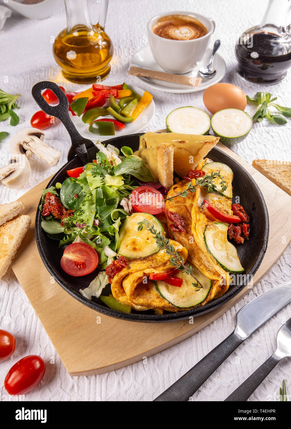 Frittata con zucchine e insalata fresca e sana colazione pasto Foto Stock