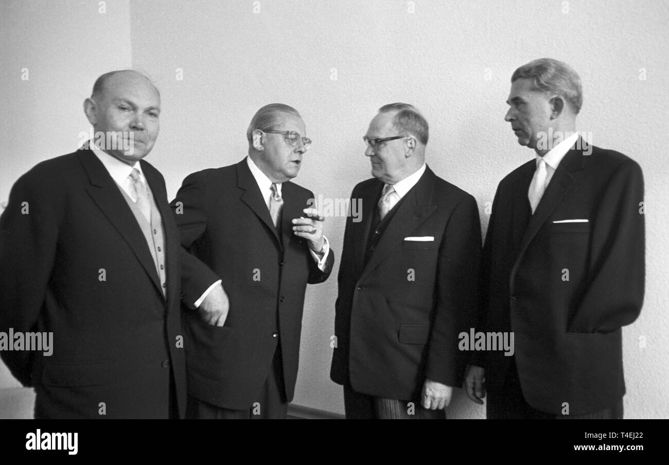 Nel parlamento dello stato federale di Düsseldorf, vi è una cerimonia di inaugurazione del nuovo Presidente dell Alta Corte Regionale di Düsseldorf Dr Hans-Heinrich Thunecke e il nuovo procuratore generale di Ludger Hühnerschulte il 26 giugno 1963. La foto mostra il Ministro di Giustizia Artur Sträter (secondo da sinistra) ed ex Presidente dell Alta Corte Regionale Werner Baerns (secondo da destra), le altre due persone non sono identificati. | Utilizzo di tutto il mondo Foto Stock