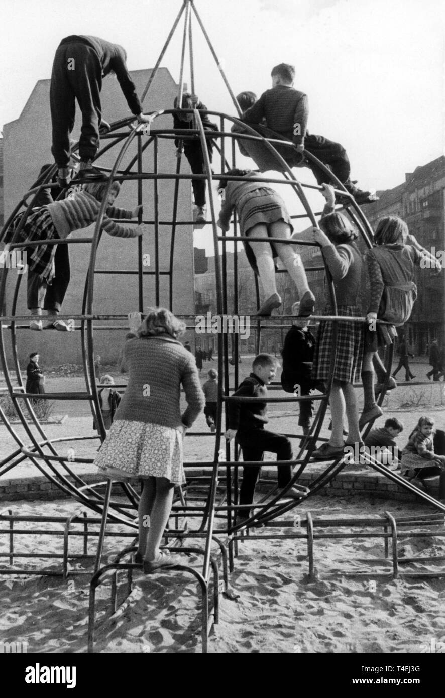 Kinder turnen auf einem Klettergerüst auf einem Spielplatz in Ostberlin, aufgenommen während der Osterferien im aprile 1960. | Utilizzo di tutto il mondo Foto Stock