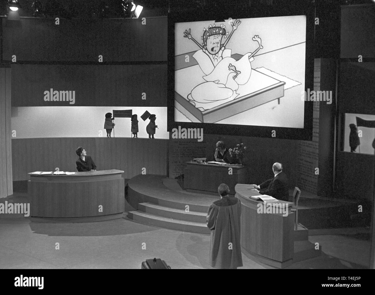 Il 27 di Gennaio di 1963, un nuovo episodio dello show televisivo 'Die Sonntagsrichter' è registrato in Frankfurt am Main. La figura mostra una vista in studio, dove gli attori guardare un film di animazione su un grande schermo. | Utilizzo di tutto il mondo Foto Stock