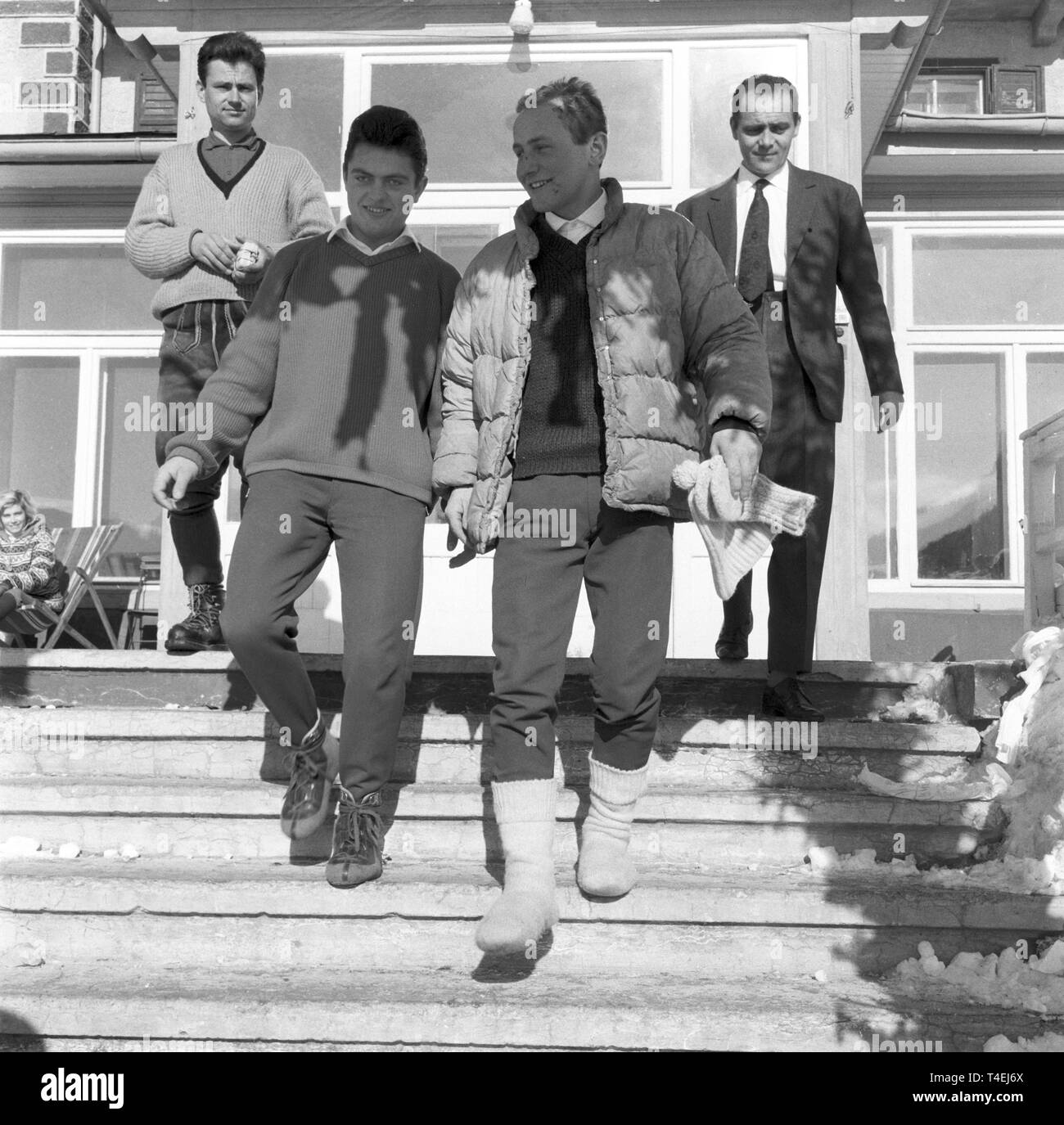 I tre alpinisti che hanno restituito dalla montagna 'Drei Zinnen', chiamato anche Tre Cime di Lavaredo, il 26 di Gennaio di 1963, devono ricevere un trattamento medico a causa di frostbites. La foto mostra Rainer Kauschke (l) e Gert Uhner (r), che è di sottoporsi a cure mediche per i suoi piedi congelati a Monaco di Baviera (Archivio immagini dal 28 gennaio del 1963). | Utilizzo di tutto il mondo Foto Stock