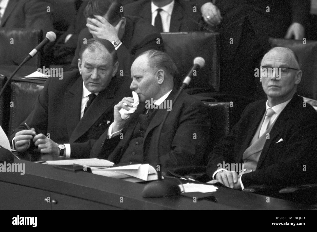 Il Bundestag discute in dettaglio le tre bozze di legge del 'Sozialpaket" (letteralmente tradotto come "pacchetto sociale ") il 23 gennaio 1963. La foto mostra il ministro tedesco del lavoro Theodor Blank (centro) e il segretario di Stato presso il ministero del lavoro Wilhelm Clausen (sinistra) seduti sui banchi di governo, l'uomo sul lato destro non è identificato. | Utilizzo di tutto il mondo Foto Stock