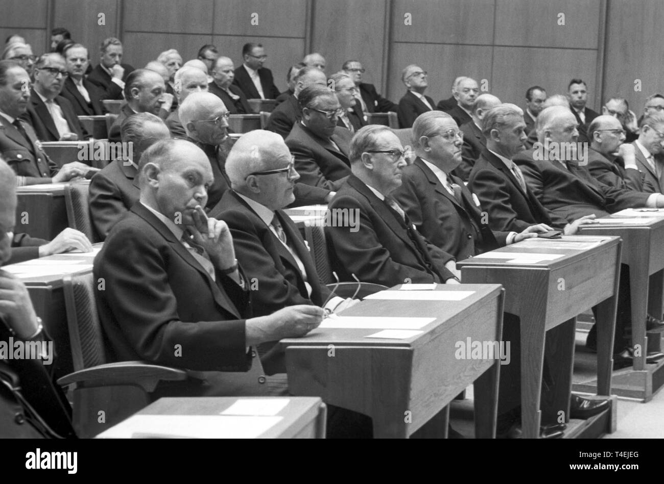 Nel parlamento dello stato federale di Düsseldorf, vi è una cerimonia di inaugurazione del nuovo Presidente dell Alta Corte Regionale di Düsseldorf Dr Hans-Heinrich Thunecke e il nuovo procuratore generale di Ludger Hühnerschulte il 26 giugno 1963. La foto mostra i partecipanti della cerimonia in prima fila. | Utilizzo di tutto il mondo Foto Stock