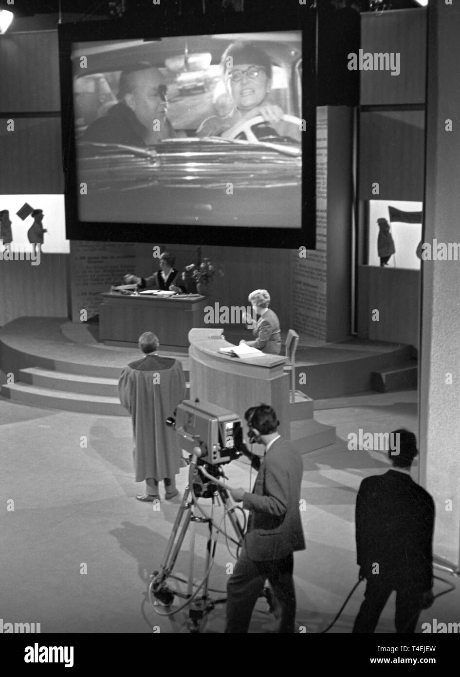 Il 27 di Gennaio di 1963, un nuovo episodio dello show televisivo 'Die Sonntagsrichter' è registrato in Frankfurt am Main. La figura mostra una vista in studio, dove gli attori di guardare un film su un grande schermo. | Utilizzo di tutto il mondo Foto Stock