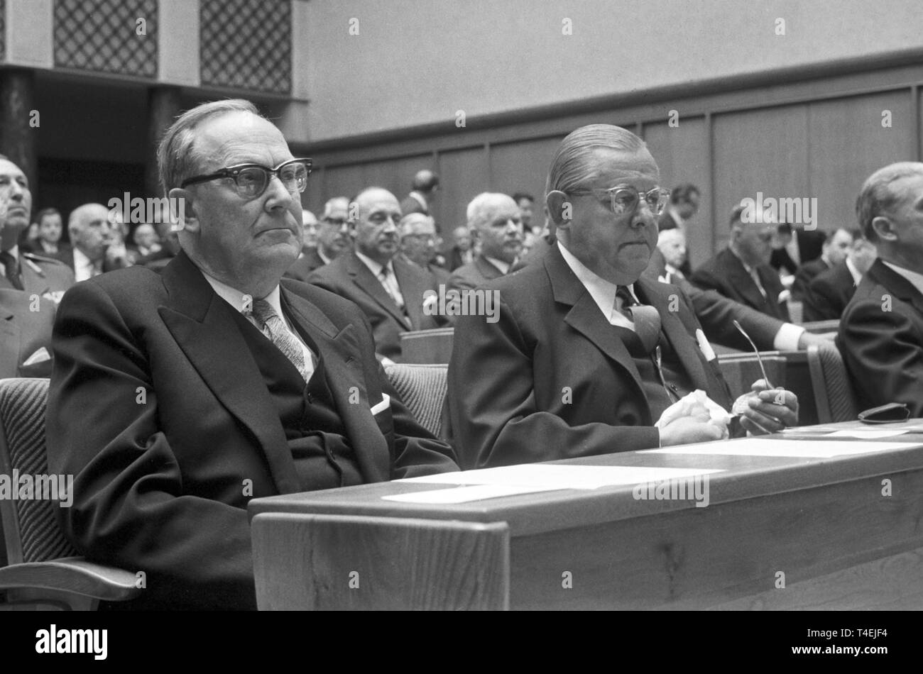 Nel parlamento dello stato federale di Düsseldorf, vi è una cerimonia di inaugurazione del nuovo Presidente dell Alta Corte Regionale di Düsseldorf Dr Hans-Heinrich Thunecke e il nuovo procuratore generale di Ludger Hühnerschulte il 26 giugno 1963. La foto mostra i partecipanti della cerimonia in prima fila. | Utilizzo di tutto il mondo Foto Stock