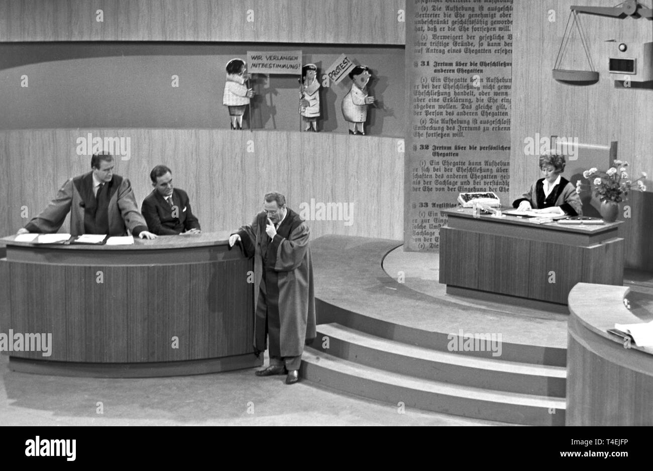 Il 27 di Gennaio di 1963, un nuovo episodio dello show televisivo 'Die Sonntagsrichter' è registrato in Frankfurt am Main. La figura mostra una vista in studio con gli attori Elfi Petramer come giudice (r), Hans-Joachim Kuhlenkampf (l) come avvocato e Wolf Schmid (in piedi) come avvocato (l'uomo 2 di sinistra non è identificato). | Utilizzo di tutto il mondo Foto Stock