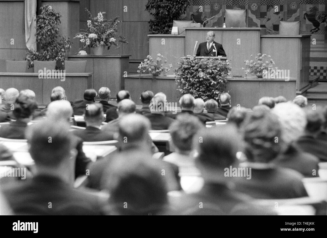 Nel parlamento dello stato federale di Düsseldorf, vi è una cerimonia di inaugurazione del nuovo Presidente dell Alta Corte Regionale di Düsseldorf Dr Hans-Heinrich Thunecke e il nuovo procuratore generale di Ludger Hühnerschulte il 26 giugno 1963. La foto mostra il Ministro di Giustizia Artur Sträter al leggio. | Utilizzo di tutto il mondo Foto Stock