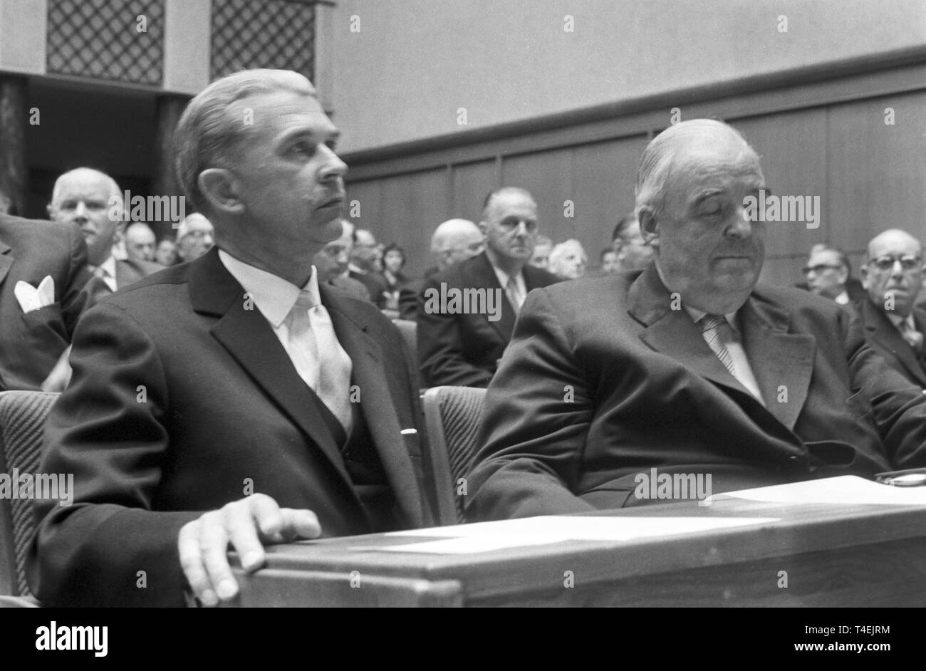 Nel parlamento dello stato federale di Düsseldorf, vi è una cerimonia di inaugurazione del nuovo Presidente dell Alta Corte Regionale di Düsseldorf Dr Hans-Heinrich Thunecke e il nuovo procuratore generale di Ludger Hühnerschulte il 26 giugno 1963. La foto mostra i partecipanti della cerimonia in prima fila. | Utilizzo di tutto il mondo Foto Stock