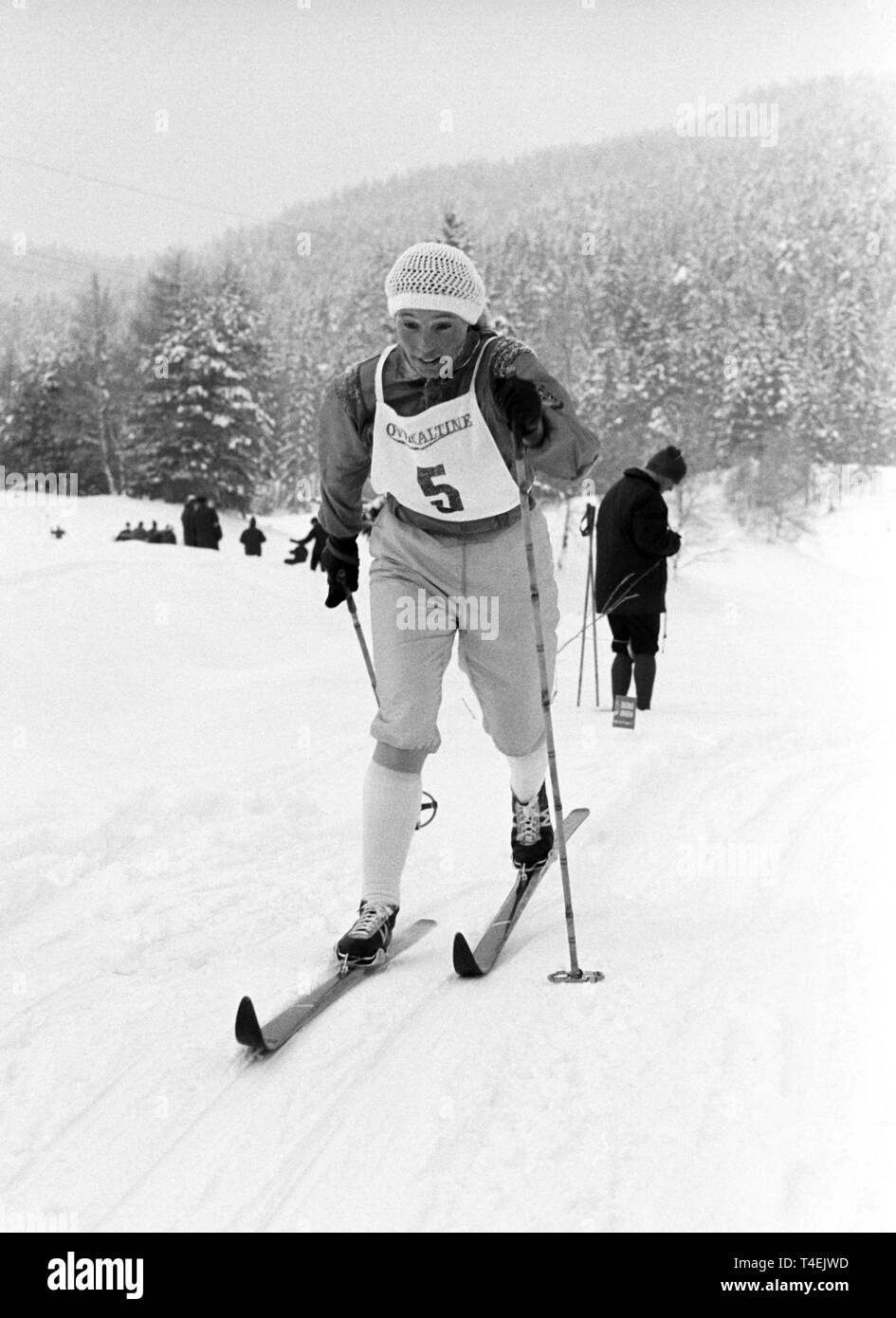 Il russo campione del mondo Alevtina Kolchina vince il concorso di sci oltre dieci chilometri il 31 gennaio 1963 in Seefeld. La foto mostra Alevtina Kolchina sulla pista da sci durante la gara. | Utilizzo di tutto il mondo Foto Stock
