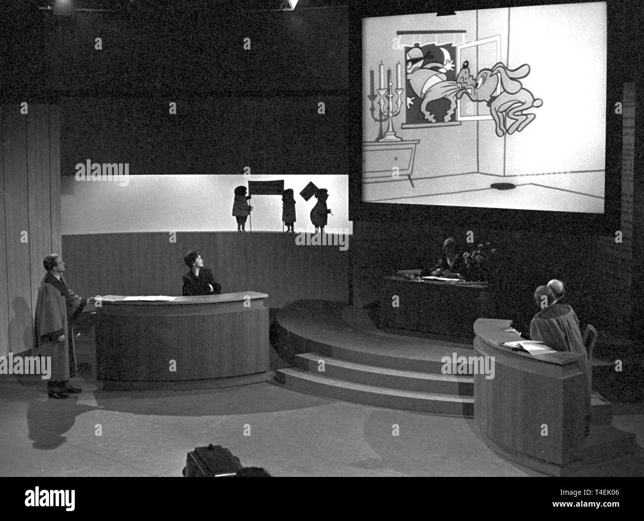 Il 27 di Gennaio di 1963, un nuovo episodio dello show televisivo 'Die Sonntagsrichter' è registrato in Frankfurt am Main. La figura mostra una vista in studio, dove gli attori guardare un film di animazione su un grande schermo. | Utilizzo di tutto il mondo Foto Stock