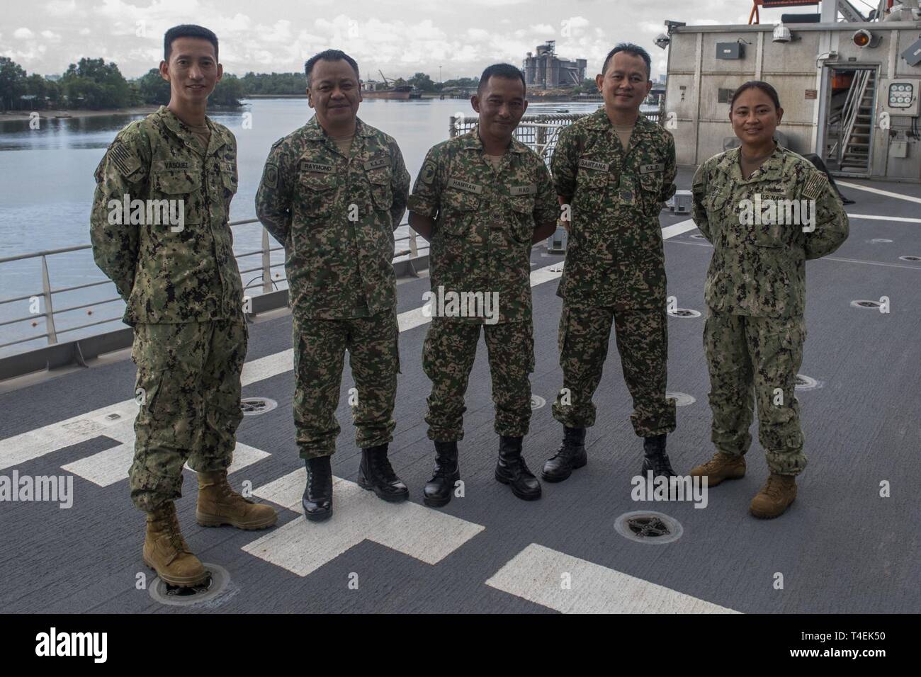 Malaysia (1 aprile 2019) - malese esercito secondo Marescialli posano per una foto con gli Stati Uniti Navy Chief Sottufficiali durante un tour dei militari di comando Sealift expeditionary trasporto veloce nave USNS Fall River (T-EPF 4) come parte del partenariato Pacifico 2019. Pacific Partnership, ora nella sua XIV iterazione, è la più grande multinazionale annuale di assistenza umanitaria e di soccorso in caso di catastrofe preparazione missione condotta nell'Indo-Pacifico. Ogni anno la missione team lavora collettivamente con host e nazioni partner per migliorare l'interoperabilità a livello regionale di emergenza e capacità di risposta, aumentare secu Foto Stock