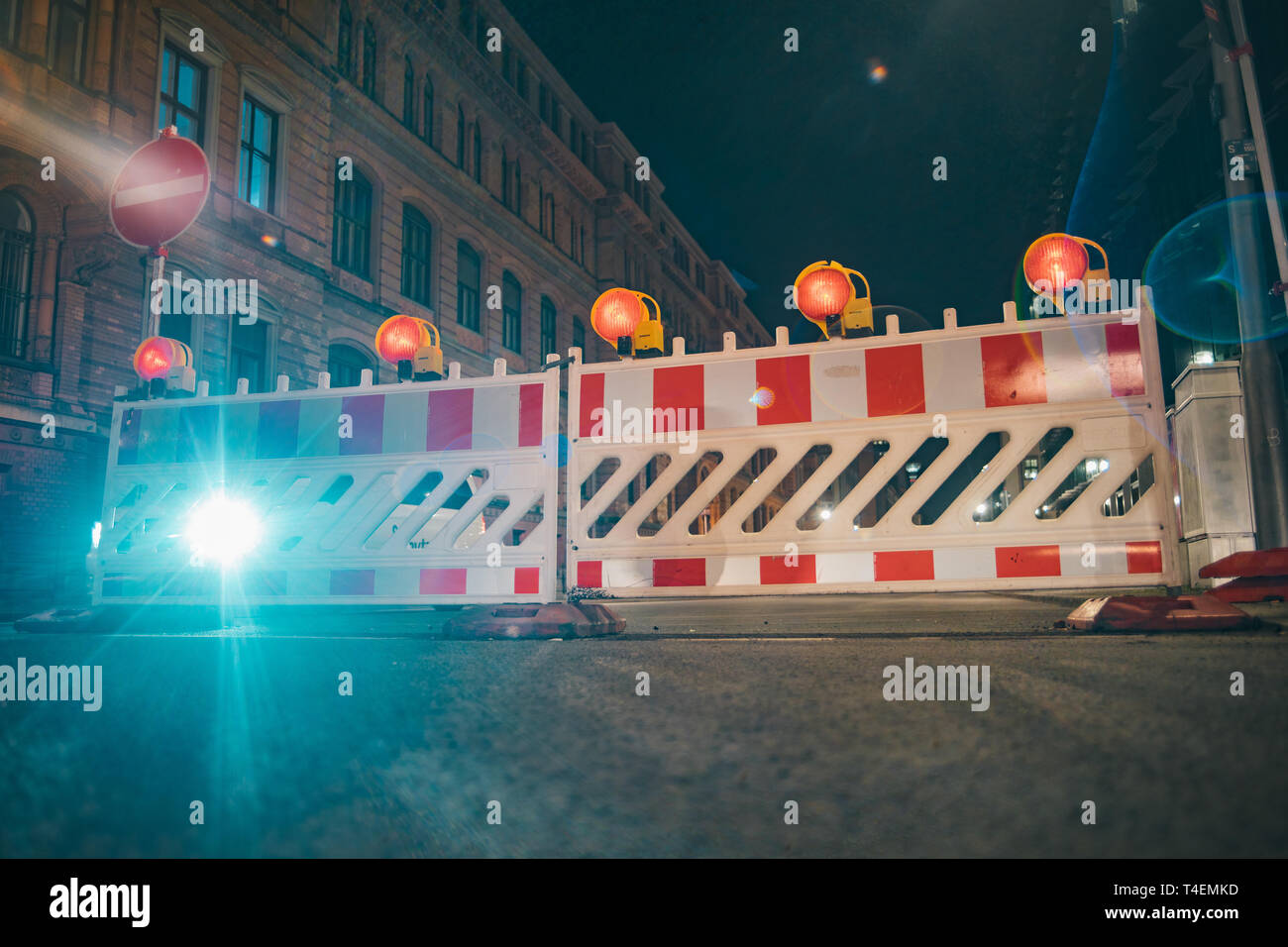 Le barriere stradali con lampade arancione come un recinto sulla riparazione su strada Foto Stock