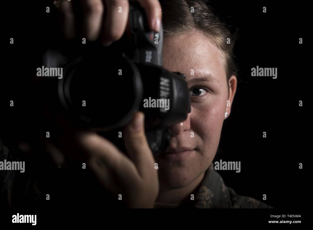 Airman 1. Classe Aubree latti, 30 ala spazio Affari pubblici fotoreporter, si prepara a prendere una foto del 2 aprile 2019, a Vandenberg Air Force Base in California Documenti di latti di Vandenberg AFB di lanci di razzi e altre missioni su base. Foto Stock