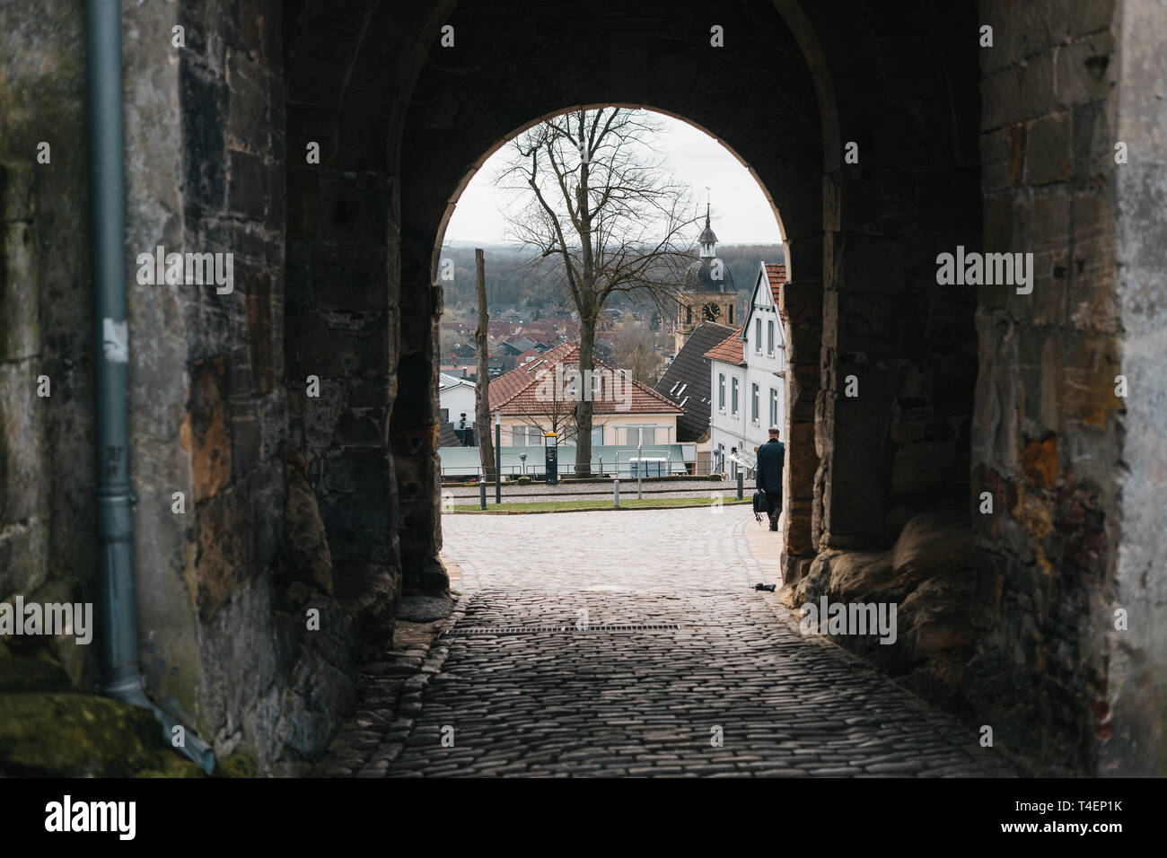 Medievale castello europeo arch con vista sulla strada Foto Stock