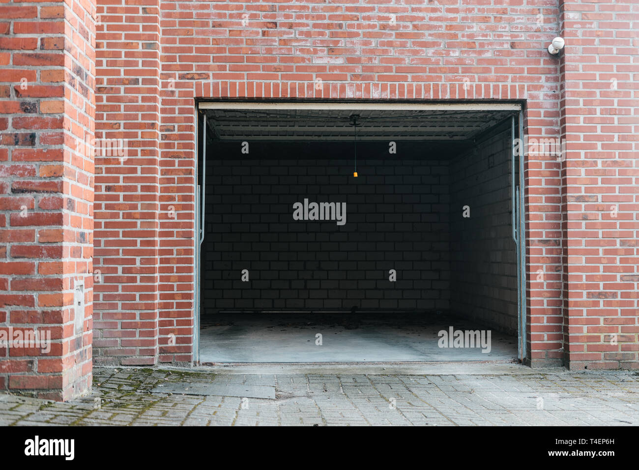 Aprire il garage con bel rosso mattone Foto Stock