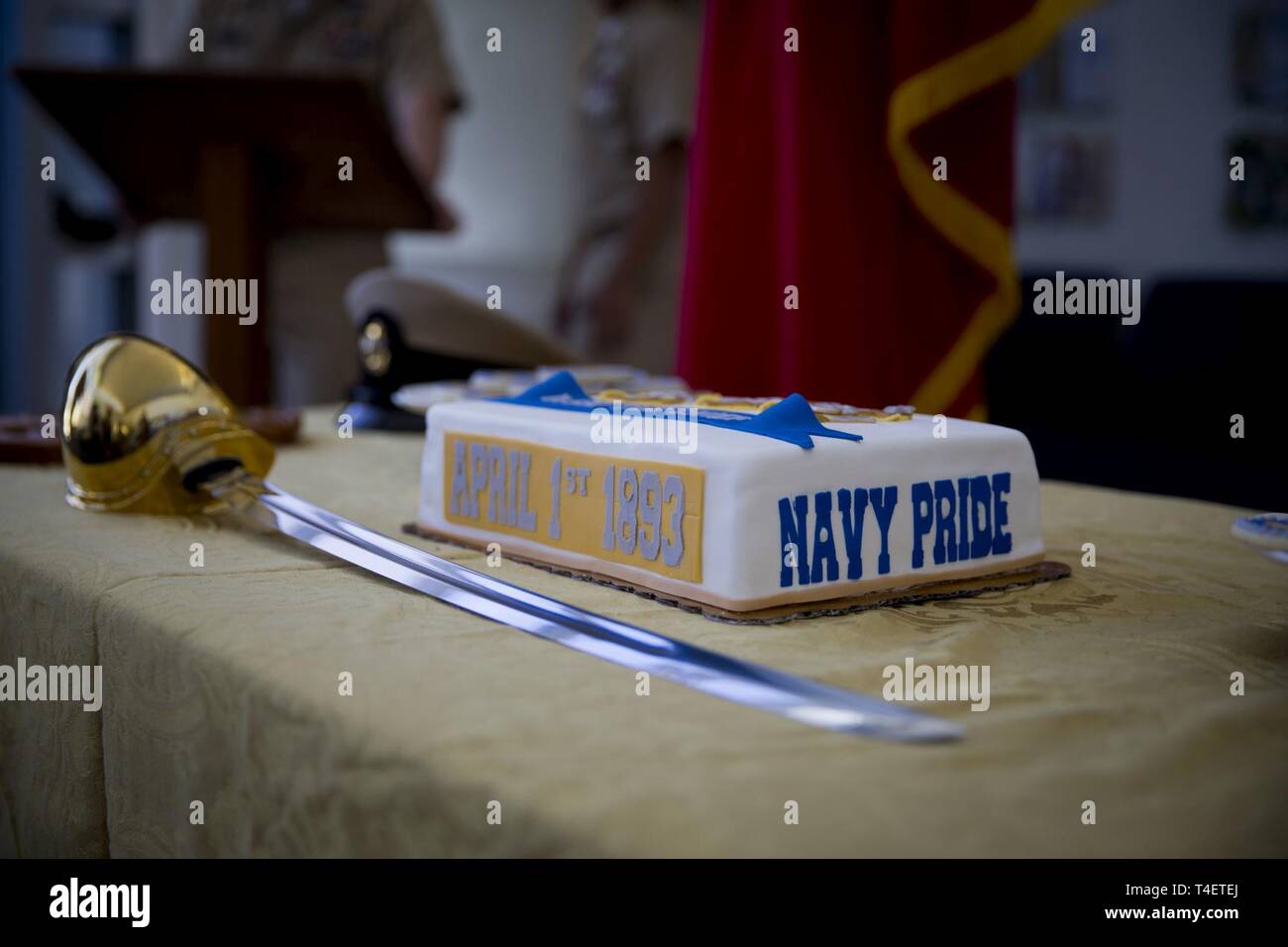 Stati Uniti Navy Chiefs tagliare una fetta di torta in celebrazione del  126compleanno del rango di capo al Marine Corps Air Station Yuma ramo Salute  clinica medica, 1 aprile 2019. Questa celebrazione