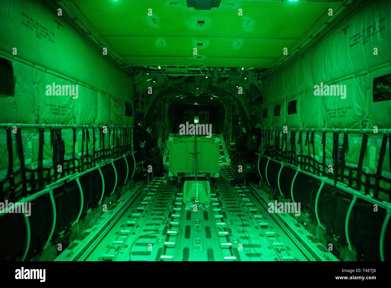 Una visione notturna vista dell'interno di un KC-130 con antenna Marine Refueler squadrone di trasporto (VMGR) 152, Marine Aircraft Group 12, primo velivolo Marina Wing, prima di condurre avanti armamento e punto di rifornimento operazioni durante l'esercizio Balikatan sulla Clark Air Force Base, Filippine Aprile 4, 2019. Esercizio Balikatan, nella sua trentacinquesima iterazione è un annuale U.S.-militari filippini formazione incentrata su una varietà di missioni, comprese la fornitura di assistenza umanitaria e di soccorso in caso di catastrofe, la lotta contro il terrorismo e altri combinato operazioni militari svoltasi dal 1 Aprile al 12 aprile. La maggiore complessità di Ba Foto Stock