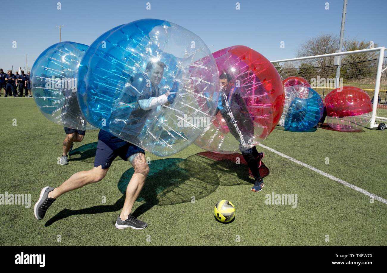 (3 aprile 2019) Capo sottufficiali assegnati ai vari comandi in Hampton Roads Area di partecipare a un gioco di calcio Knoccurball durante la capra Locker sfida alla stazione navale di Norfolk, Virginia, il 3 aprile 2019. Il gavone di capra Challenge è stato tenuto in onore del 126compleanno del chief petty officer rank. Foto Stock