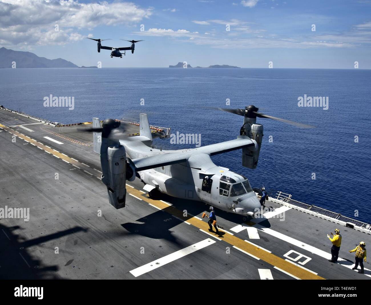 Sul mare del sud della Cina (3 aprile 2019) MV-22 Osprey, assegnato a mezzo marino Tiltrotor Squadron (VMM) 268, terre a bordo dell'assalto anfibio nave USS Wasp (LHD 1) durante le operazioni di volo a sostegno dell'esercizio Balikatan 2019. Esercizio Balikatan, nella sua trentacinquesima iterazione è un annuale degli Stati Uniti, militari filippini esercizio di formazione incentrati su una varietà di missioni, comprese la fornitura di assistenza umanitaria e di soccorso in caso di catastrofe, la lotta contro il terrorismo e altri combinati di operazioni militari. Foto Stock