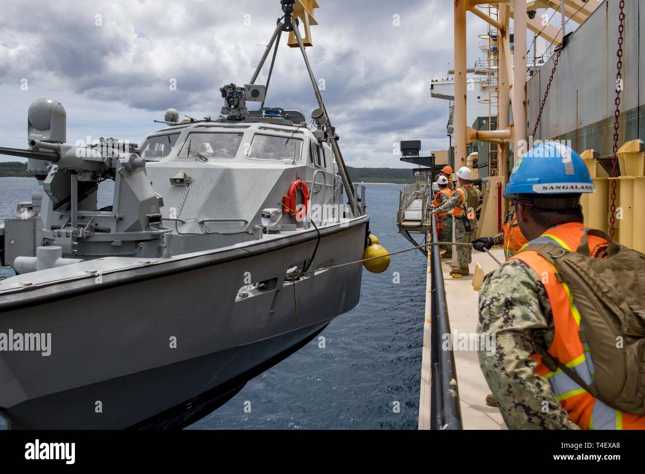 SANTA RITA, Guam (4 aprile 2019) velisti assegnati a Navy Cargo Handling battaglione (NCHB) 1, det. Guam, sollevare un marchio vi motovedetta assegnato a Costiera squadrone fluviale (CRS) 2, det. Guam, durante la prima prova del concetto di operazione di sollevamento a bordo del Sealift Militare Marittimo di comando forza di preposizionamento nave USNS 2 Lt. John P. Bobo (T-AK 3008). NCHB-1, il distacco Guam, assegnato al comandante, Task Force 75, è la marina è attivo solo dovere cargo handling battaglione. Essi sono un rapidamente dispiegabile unità della Marina Expeditionary comando di combattimento, in grado di caricare e scaricare le navi e aircraf Foto Stock