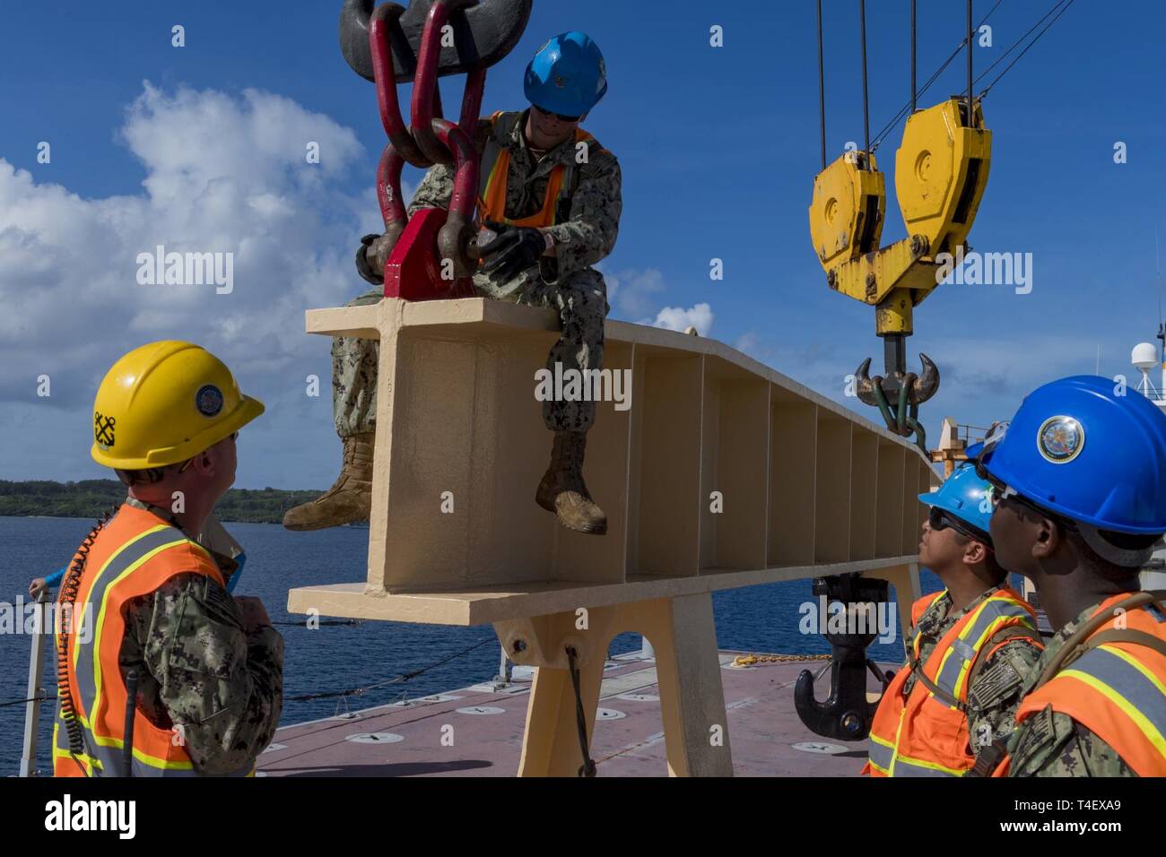 SANTA RITA, Guam (4 aprile 2019) Operatore dell' attrezzatura di terza classe Steven Alba, assegnato a Navy Cargo Handling battaglione (NCHB) 1, det. Guam, perni ad un gancio di un fascio di equalizzazione a bordo del Sealift Militare Marittimo di comando forza di preposizionamento nave USNS 2 Lt. John P. Bobo (T-AK 3008). NCHB-1, il distacco Guam, assegnato al comandante, Task Force 75, è la marina è attivo solo dovere cargo handling battaglione. Essi sono un rapidamente dispiegabile unità della Marina Expeditionary comando di combattimento, in grado di caricare e scaricare le navi e gli aeromobili in tutte le condizioni climatiche e di condizioni di pericolo. Foto Stock